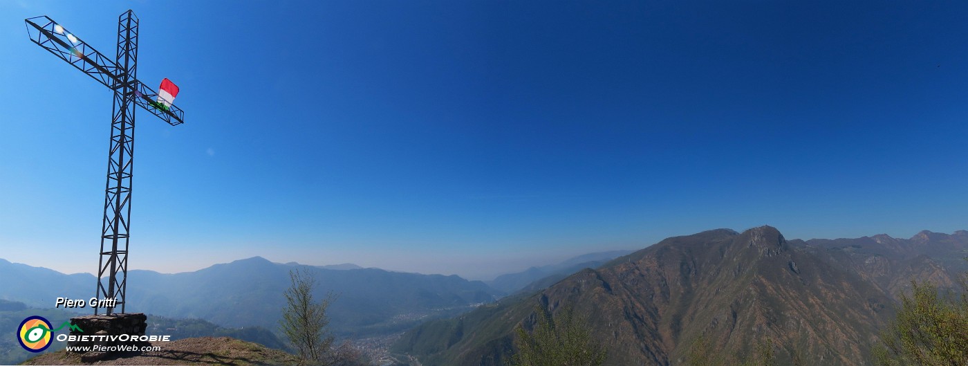 56 Croce del Pizzo di Spino con panorama verso la conca di Zogno e il Monte Zucco.jpg